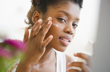 Quais são os cuidados essenciais para manter uma pele saudável?