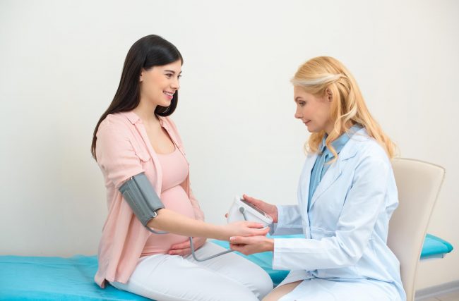 Entenda a importância de controlar pressão arterial durante a gravidez